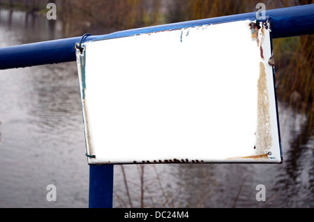 Leere Metall Schild auf einem blauen Geländer am Frontwise See Stockfoto