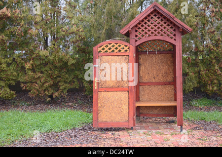 Outdoor-braune hölzerne Schrank stand im Herbst eröffnet Stockfoto