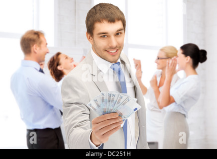 glücklich Kaufmann mit Bargeld im Büro Stockfoto