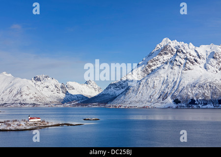 Sildpollnes Kirche entlang der Austnesfjord auf der Sildpollneset Halbinsel, Insel Austvagoy / Austvågøya, Lofoten, Norwegen Stockfoto