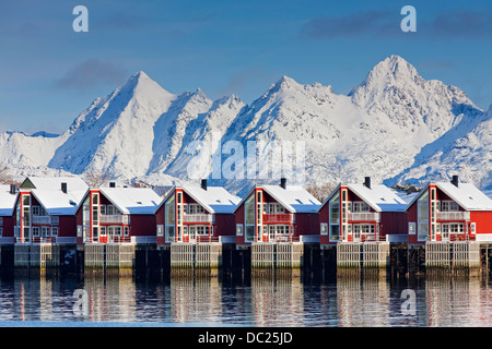 Rorbuer Ferienhäuser im Hafen von Svolvaer / Svolvær im Schnee im Winter, fährfrei / Austvågøya Vågan, Lofoten, Norwegen, Scandinavia Stockfoto