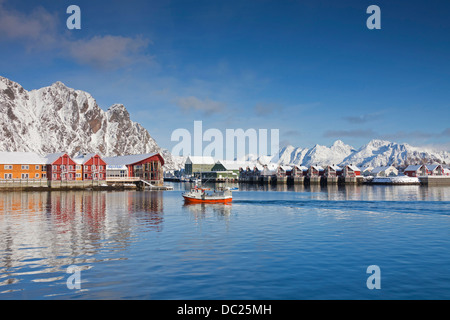 Angeln Boot und Robur Häuschen in Svolvaer / Svolvær im Schnee im Winter, fährfrei / Austvågøya, Lofoten Inseln, Norwegen Stockfoto