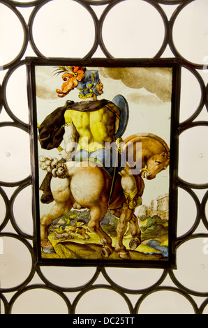 Schweiz, Basel. Barfüsserkirche historisches Museum, in der gotischen Barfusser Kirche. Glasmalerei, Bild von Titus Manlius. Stockfoto