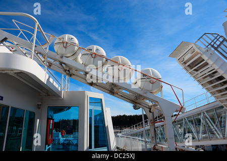 Aufblasbare Rettungsboote in Containern auf BC Ferries Stockfoto