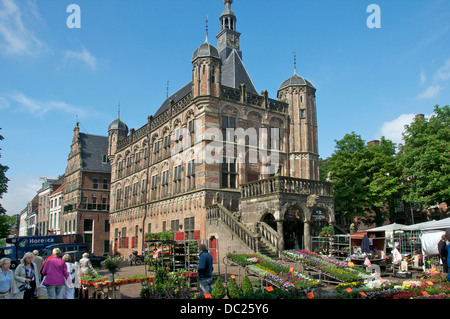 Blumenmarkt infront von 16. Jahrhundert wiegen House Deventer Holland Stockfoto