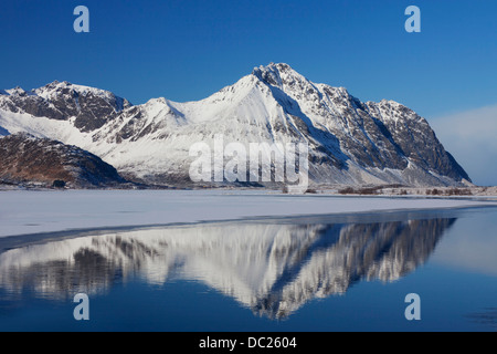 Reflexion der Berge am Ytterpollen im Schnee im Winter, Vestvågøya, Lofoten Inseln, Norwegen Stockfoto