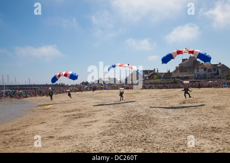 Kundenansturm auf Lyme Regis Strand, beobachten Sie die Öffnung Tag Leistung durch die Red Arrows und RAF Falken, Dorset, England UK Stockfoto