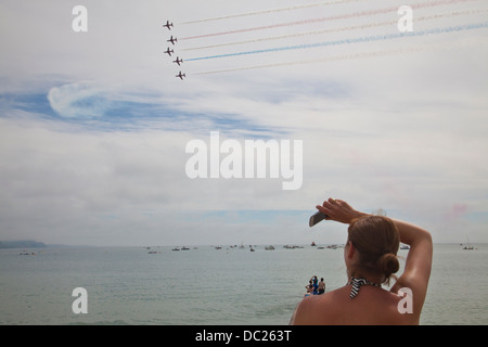 Kundenansturm auf Lyme Regis Strand, beobachten Sie die Öffnung Tag Leistung durch die Red Arrows und RAF Falken, Dorset, England UK Stockfoto