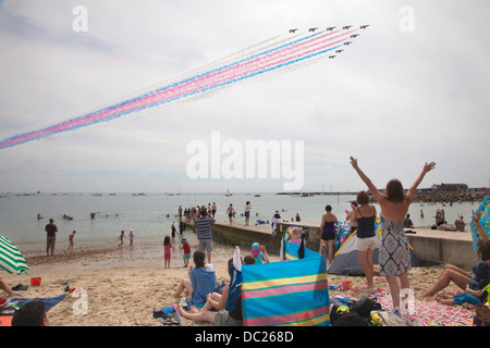 Kundenansturm auf Lyme Regis Strand, beobachten Sie die Öffnung Tag Leistung durch die Red Arrows und RAF Falken, Dorset, England UK Stockfoto