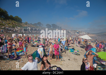 Kundenansturm auf Lyme Regis Strand, beobachten Sie die Öffnung Tag Leistung durch die Red Arrows und RAF Falken, Dorset, England UK Stockfoto