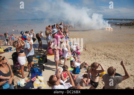 Kundenansturm auf Lyme Regis Strand, beobachten Sie die Öffnung Tag Leistung durch die Red Arrows und RAF Falken, Dorset, England UK Stockfoto