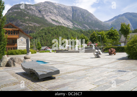 Eidfjord Hordaland Norwegen Europa gepflasterte Fläche und Skulpturen im Zentrum des Dorfes, wo der Hardangerfjord endet Stockfoto