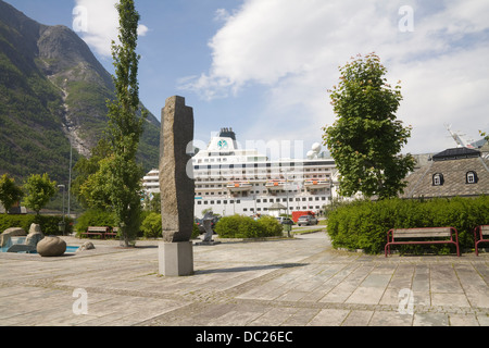 Eidfjord Hordaland Norwegen Europa gepflasterte Fläche und Skulpturen im Dorfzentrum mit Kreuzfahrtschiff vor Anker Crystal Symphony Stockfoto