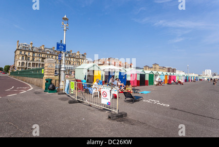 Reihe von Strandhütten, Brighton, England, Großbritannien. Stockfoto