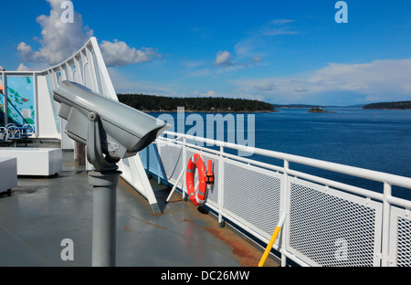 Fähre von Vancouver Island, British Columbia, Kanada. Suche-Teleskop auf dem Deck des Bootes in der Straße von Georgia Überschrift, Van Stockfoto