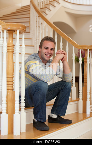 Junger Mann sitzt auf der Treppe Stockfoto