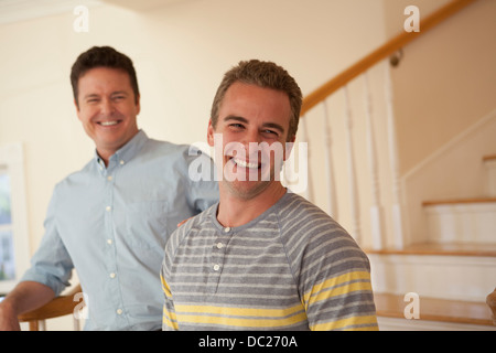 Vater und erwachsener Sohn, lachen Stockfoto