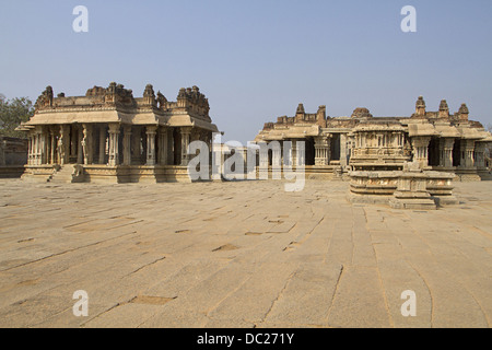 Stein-Wagen und Tanz-Bereich. Vittala-Tempel-Komplex. Hampi, Karnataka, Indien Stockfoto