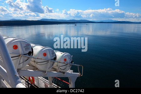 British Columbia Ferry Boat in der Strait Of Georgia an einem sonnigen Frühlingstag. Golf-Inseln und die Wolken im Hintergrund. Stockfoto