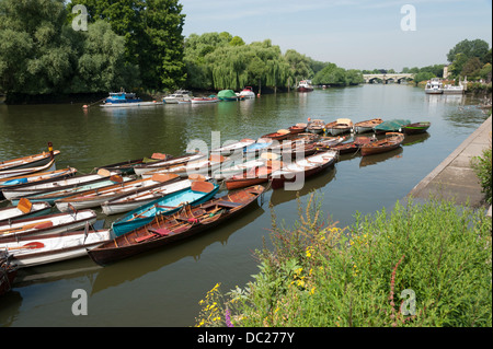 Hölzerne Boote vertäut an der Themse bei Richmond upon Thames Surrey London UK Stockfoto