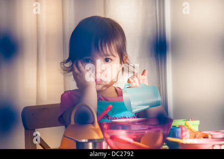 Trauriges Mädchen spielen mit Spielzeug Stockfoto