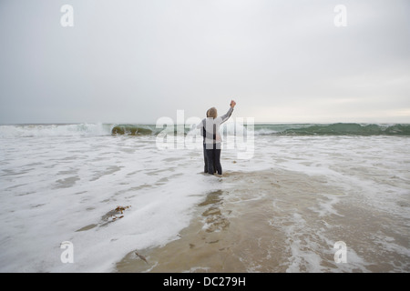 Älteres paar tanzen am Strand Stockfoto