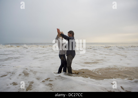 Älteres paar tanzen am Strand Stockfoto