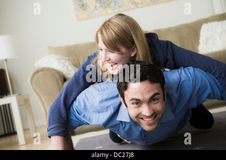 Junges Paar auf Boden liegend, Frau auf Mann Stockfoto