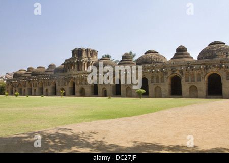 Elefanten-Stall. Elf gewölbte Kammern für die königlichen Elefanten. Hampi Denkmäler, Karnataka, Indien Stockfoto