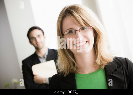 Porträt der weibliche Büroangestellte mit Brille Stockfoto