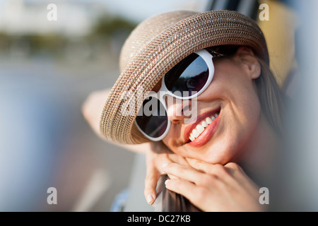 Reife Frau mit Sonnenbrille und Sonnenhut Stockfoto
