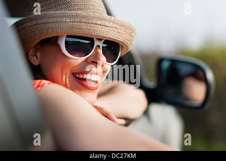 Reife Frau mit Sonnenbrille und Sonnenhut Stockfoto