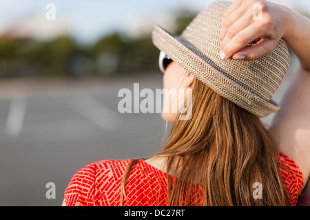 Reife Frau mit Sonnenhut, Rückansicht Stockfoto