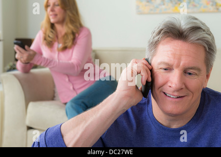 Reifer Mann auf Handy Stockfoto