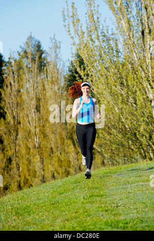 Teenager-Mädchen Joggen im park Stockfoto