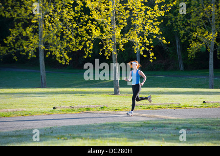 Teenager-Mädchen Joggen im park Stockfoto