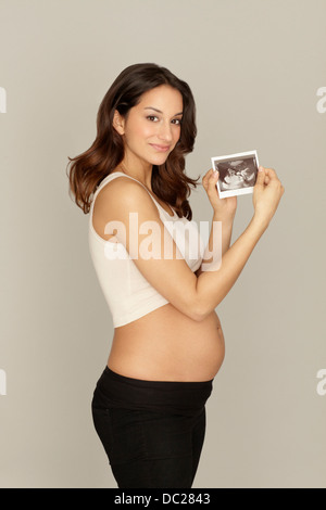Schwangere Frau mit Ultraschall Stockfoto