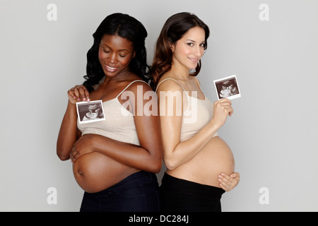 Zwei schwangere Frauen, die mit Ultraschall-Untersuchung Stockfoto