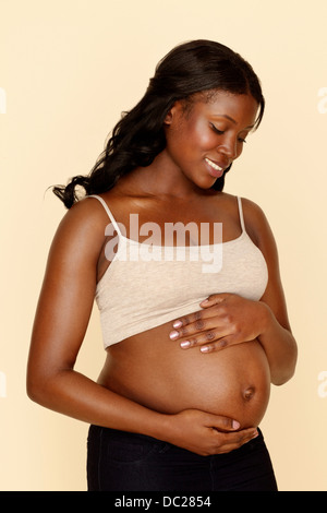 Jungen schwangeren Bauch zu berühren Stockfoto