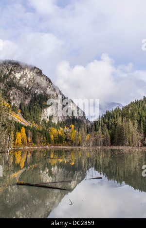 See in der Nähe so River, Whistler, BC, Kanada im Herbst. Stockfoto