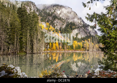 See in der Nähe so River, Whistler, BC, Kanada im Herbst. Stockfoto