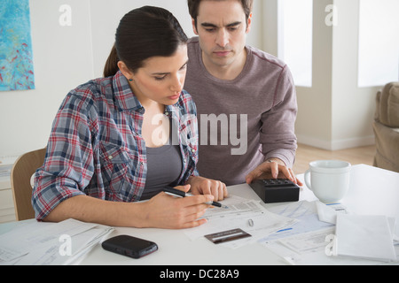 Paar auf der Suche zu Hause Finanzen Stockfoto