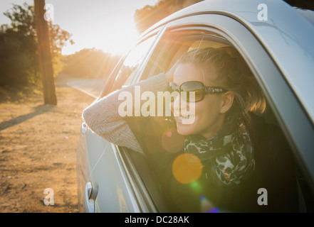 Frau aus dem Autofenster Stockfoto