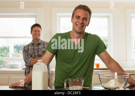 Junger Mann in der Küche, Lächeln, Porträt Stockfoto