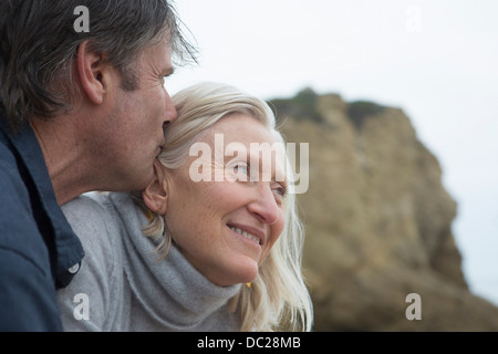 Reifer Mann küssen Reife Frauenkopf, close-up Stockfoto