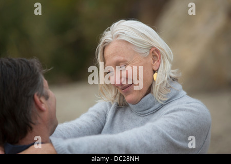 Reife Frau mit reifer Mann lächelnd Stockfoto