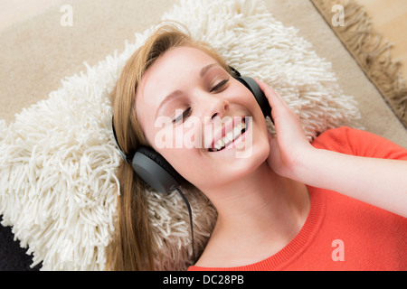 Teenager-Mädchen mit Kopfhörern mit geschlossenen Augen Stockfoto