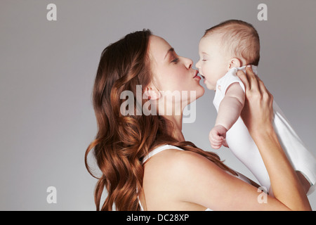 Mutter Tochter küssen Stockfoto