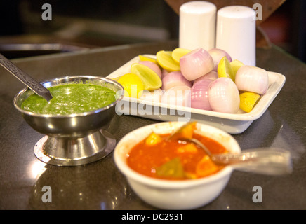 Curry Haus Gewürze Indien Lime Pickle Zwiebeln und Minze-sauce Stockfoto