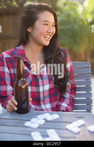 Junge Frau mit Flasche Bier Stockfoto